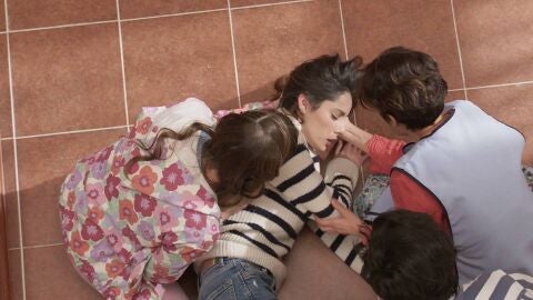 Elsa termina cayéndose por las escaleras tras discutir con Elena 