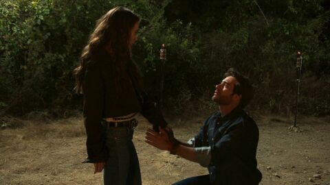 Alejandro pide a Victoria que se case con ella