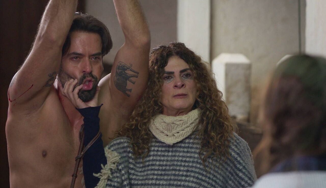 Clemencia sorprende a su hija Nora con su marido y pierde el control 