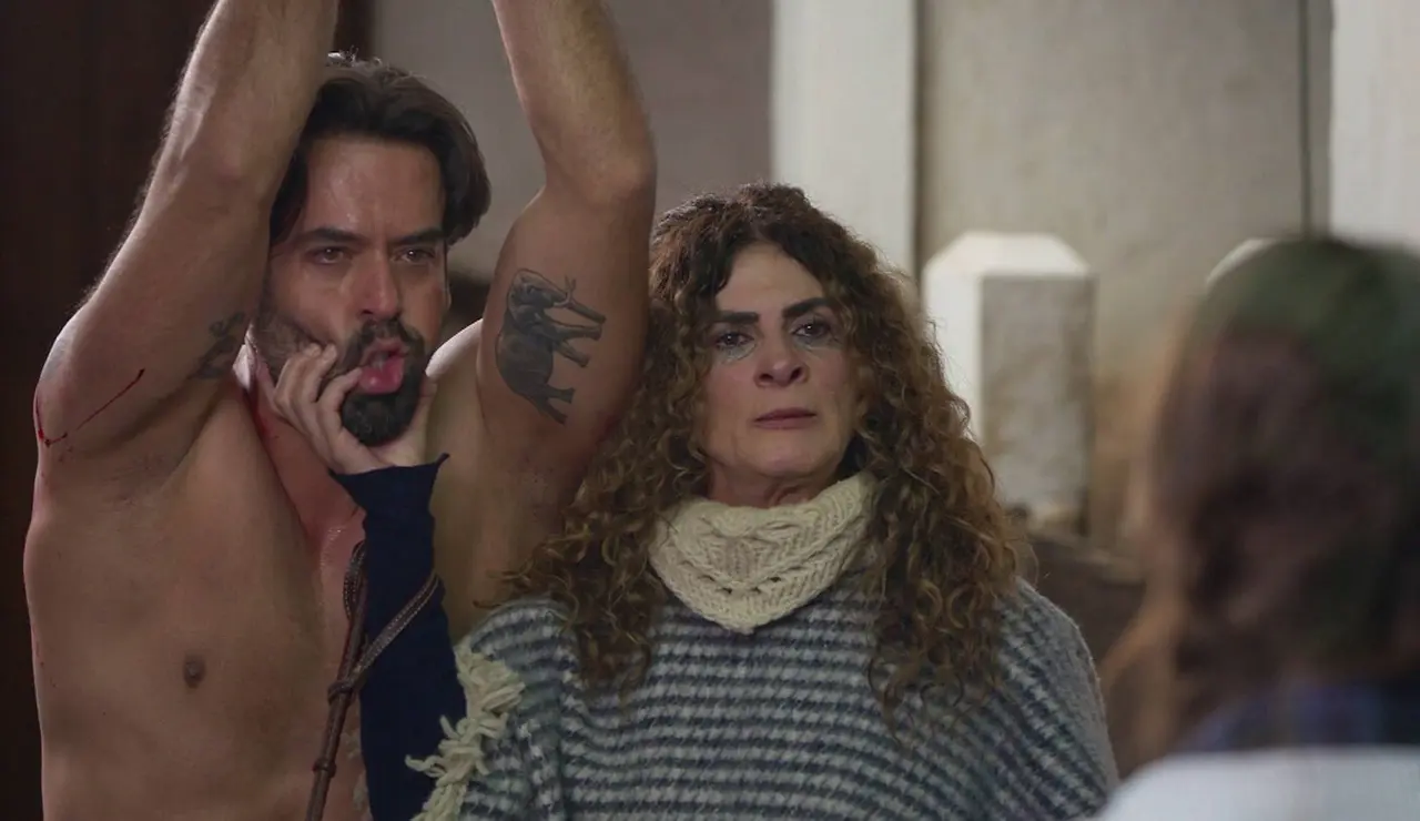 Clemencia sorprende a su hija Nora con su marido y pierde el control