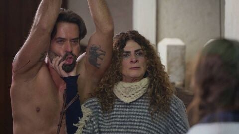 Clemencia sorprende a su hija Nora con su marido y pierde el control 