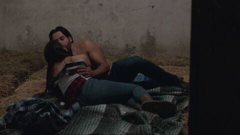 Nora e Iván se ven a escondidas en las cabellerizas y son sorprendidos por Clemencia 