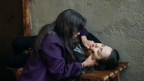 Tülin se queda sin respiración al descubrir que su hija está viva Tülin se queda sin respiración al descubrir que su hija está viva