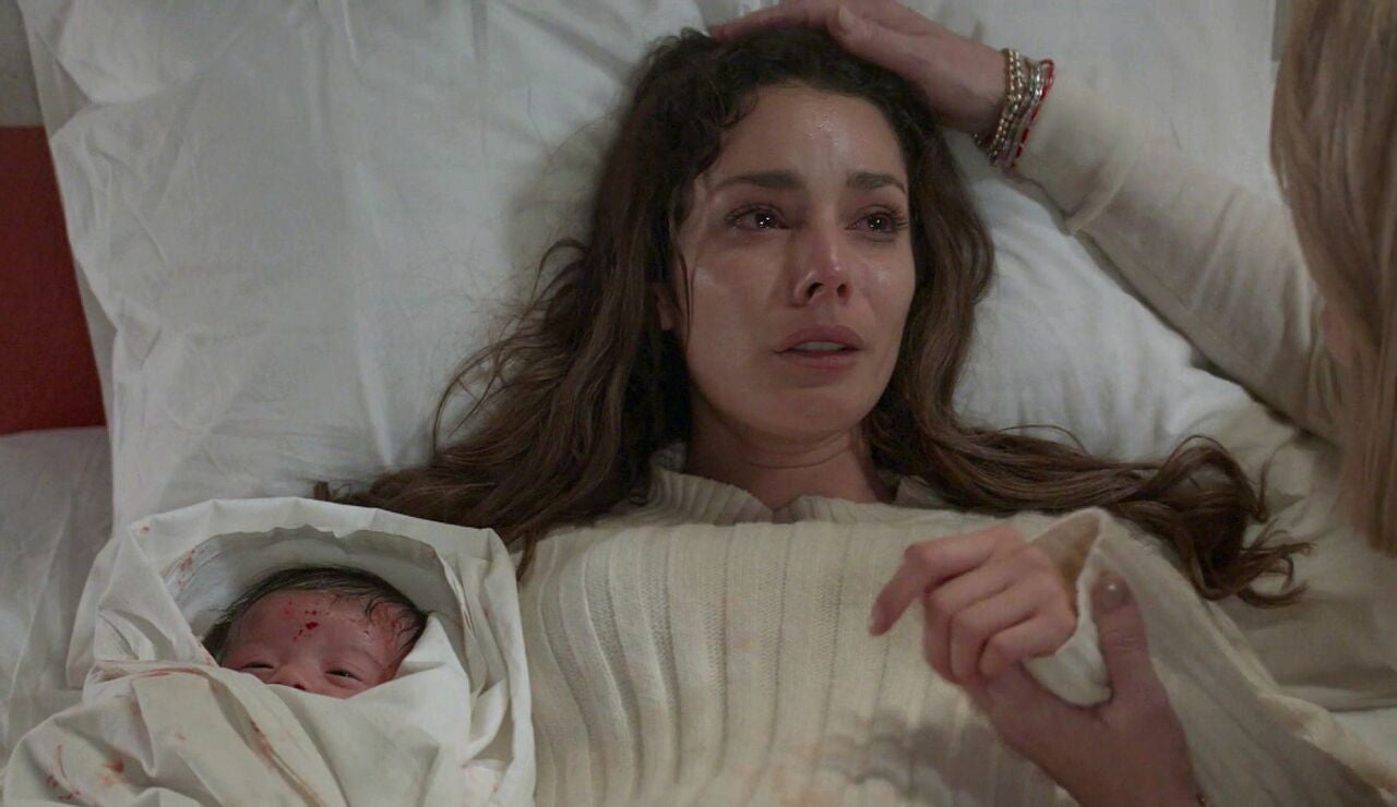 Elsa da a luz a ni&ntilde;a preciosa en el rancho de su t&iacute;a Clemencia y Armando no duda en arrebatarle a su beb&eacute;