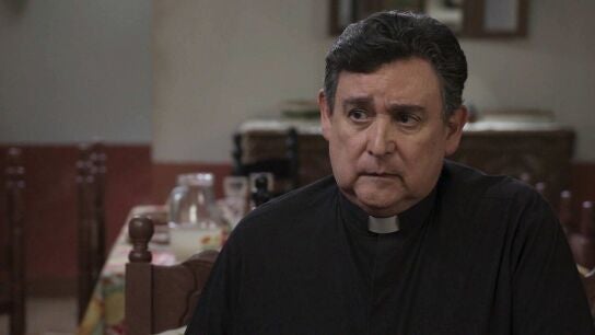 El padre Reynaldo se muestra arrepentido con la idea de dar al bebé de Elsa en adopción