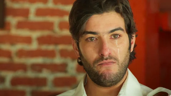 Alejandro convence a Gabino para que de una oportunidad a Déborah Alejandro convence a Gabino para que de una oportunidad a Déborah