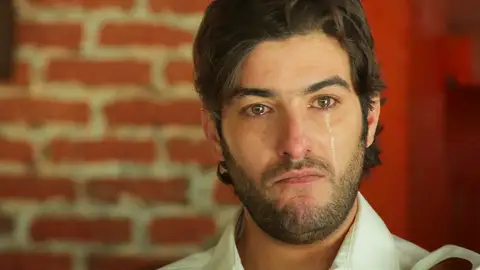 Alejandro convence a Gabino para que de una oportunidad a Déborah Alejandro convence a Gabino para que de una oportunidad a Déborah