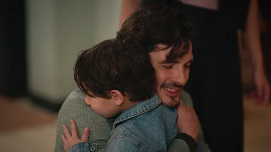 Alberto se encuentra por primera vez con su hijo Albertito Alberto se encuentra por primera vez con su hijo Albertito