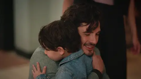 Alberto se encuentra por primera vez con su hijo Albertito Alberto se encuentra por primera vez con su hijo Albertito