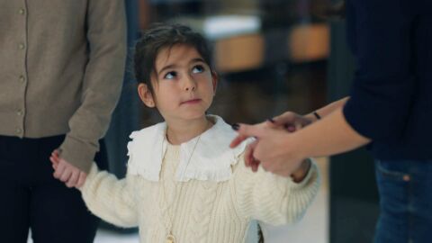 Ceylin le dice a Mercan que están jugando para que no sufra que están secuestradas