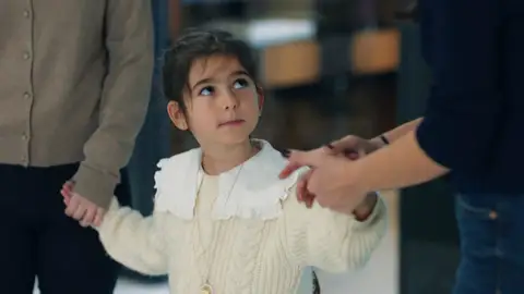 Ceylin le dice a Mercan que están jugando para que no sufra que están secuestradas Ceylin le dice a Mercan que están jugando para que no sufra que están secuestradas