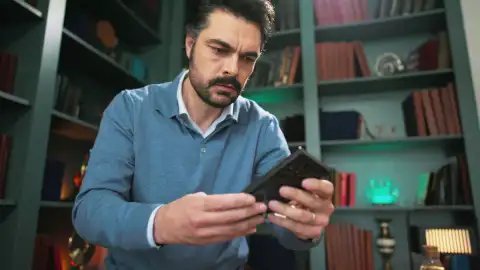 Tufan descubre que Nur y Mali son amantes Tufan descubre que Nur y Mali son amantes