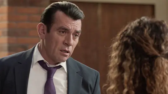 El plan de Armando es fingir que Eva ha sido enterrado El plan de Armando es fingir que Eva ha sido enterrado