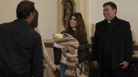 El padre Reynadlo y Clemencia entregan a la hija de Estela a una familia El padre Reynadlo y Clemencia entregan a la hija de Estela a una familia
