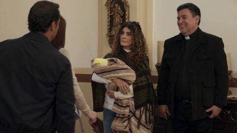 El padre Reynadlo y Clemencia entregan a la hija de Estela a una familia