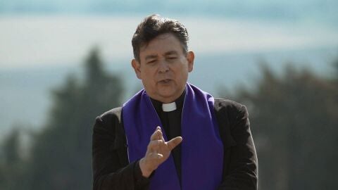 El plan de Armando es fingir que Eva ha sido enterrado