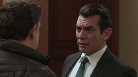 Armando intenta comprar el silencio del padre Reynaldo