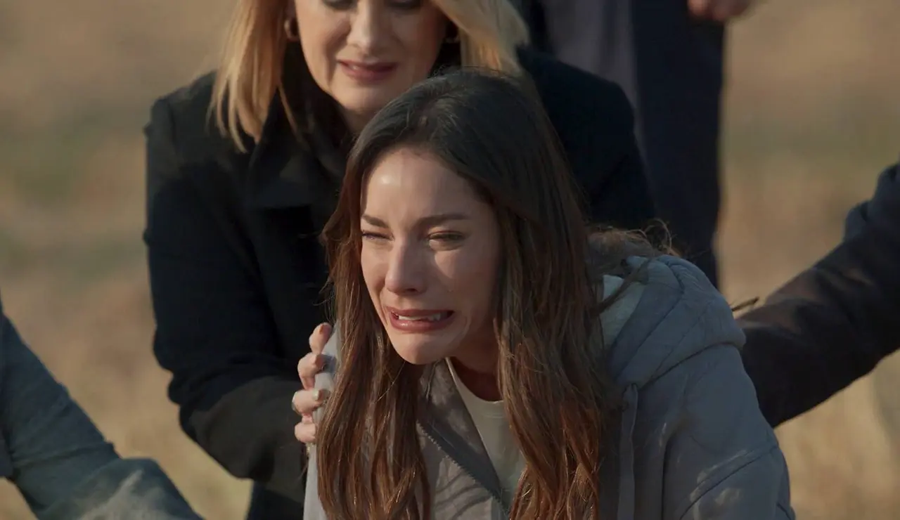 Elsa llora ante la tumba de su hija sin saber que está viva