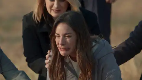 Elsa llora ante la tumba de su hija sin saber que está viva Elsa llora ante la tumba de su hija sin saber que está viva