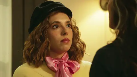 Débora pide a Ámbar que convenza a Gabino de acercarse a ella Débora pide a Ámbar que convenza a Gabino de acercarse a ella