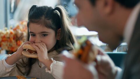 Ilgaz se lleva a merendar a Mercan