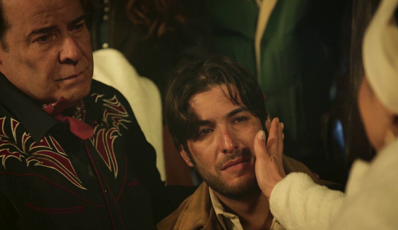 Gabino se despierta y quiere que su madre Carmen le cuide