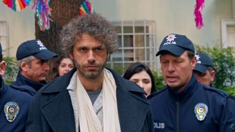 Ferda descubre la traici&oacute;n de Nur y Mali y los denuncia ante la polic&iacute;a 