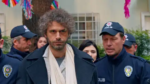 Ferda descubre la traición de Nur y Mali y los denuncia ante la policía Ferda descubre la traición de Nur y Mali y los denuncia ante la policía