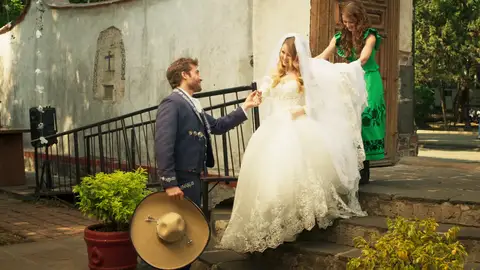 Marisol llega espectacular vestida de novia Marisol llega espectacular vestida de novia