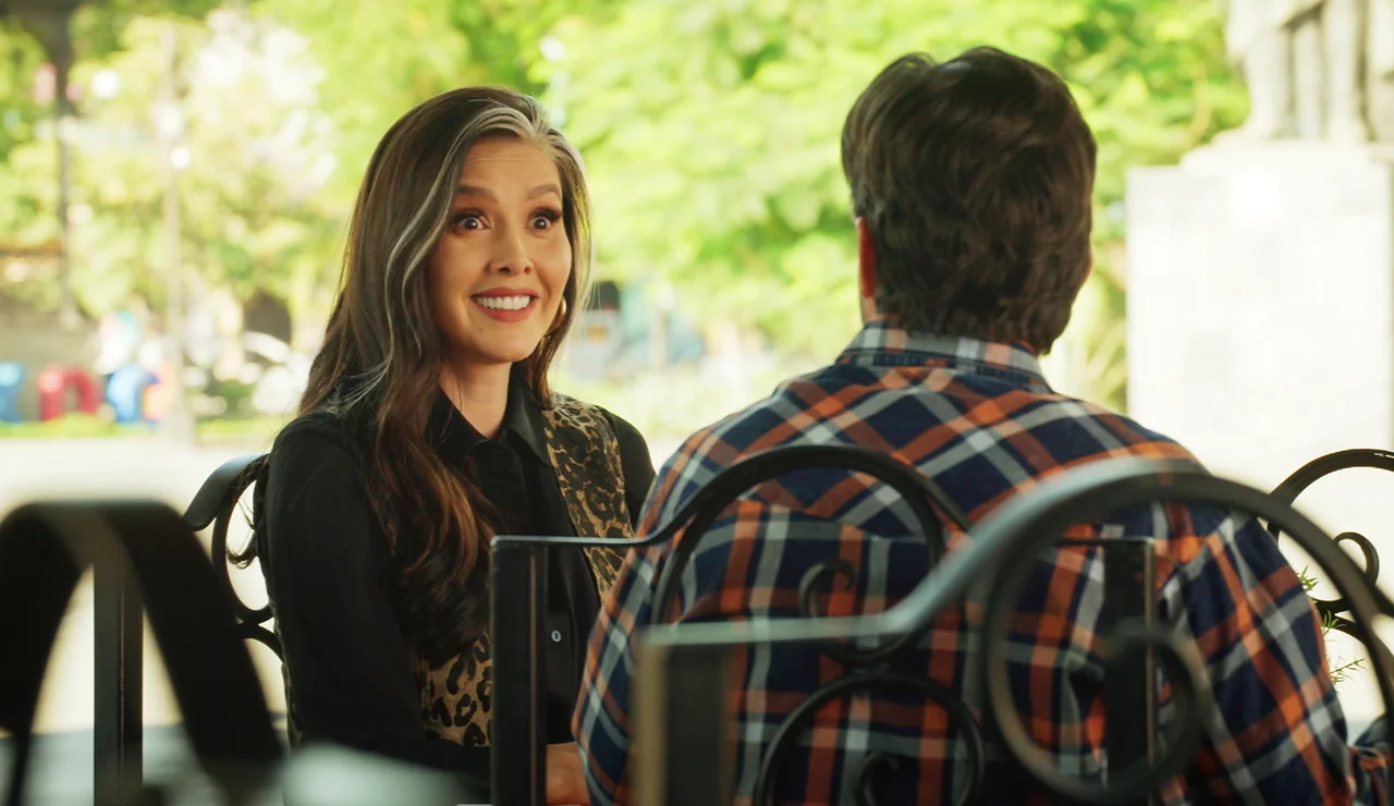 Déborah intenta acercarse a Gabino y él acepta