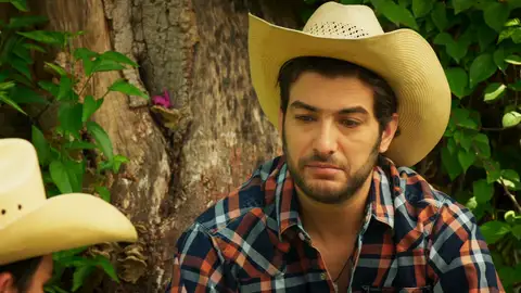 Gabino se lamenta de que Ámbar y él sean primos Gabino se lamenta de que Ámbar y él sean primos