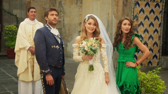Valente aparece para acompañar a su hija Marisol al altar
