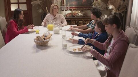 Estela comunica a sus hijos que Armando ya no va a vivir con ellos