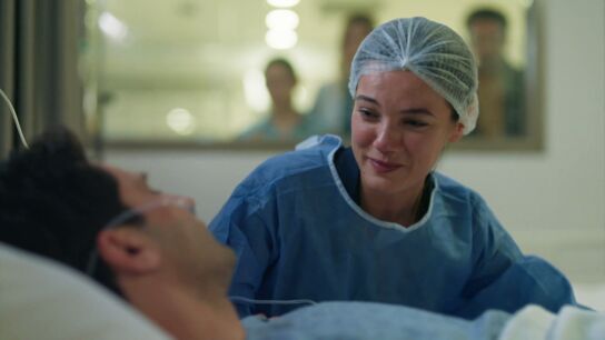 Ceylin visita a Ilgaz en el hospital