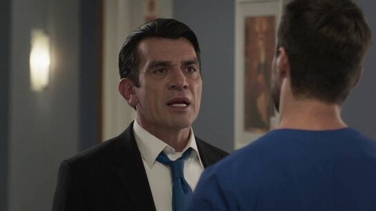 Armando amenaza a Gerardo con acabar con su vida si deja a Elena