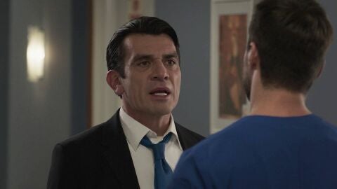 Armando amenaza a Gerardo con acabar con su vida si deja a Elena