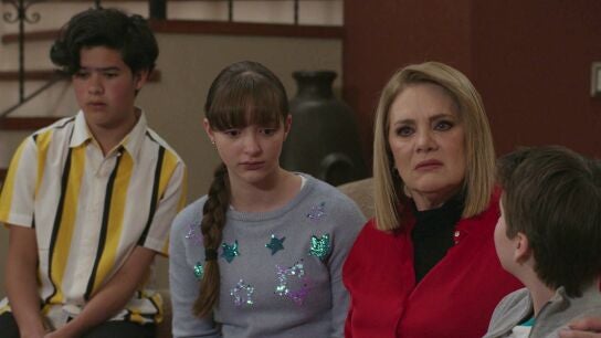 Estela comunica a sus hijos pequeños la trágica muerte de Irene 