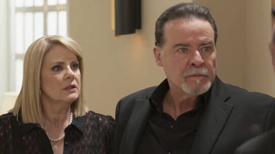 Estela se incómoda con la presencia de Armando en el funeral de Irene