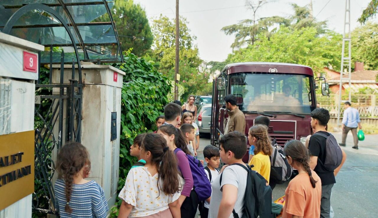Leyla se lleva a todos los ni&ntilde;os del vertedero a su casa tras el cierre de la fundaci&oacute;n de Civan