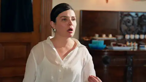Nur hace creer a Vedat que ve el fantasma de su difunta esposa e intenta convencer a Suat de que su padre ha perdido la cabeza para que él tome las riendas de la familia. Nur hace creer a Vedat que ve el fantasma de su difunta esposa e intenta convencer a Suat de que su padre ha perdido la cabeza para que él tome las riendas de la familia.