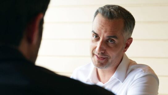 Suat intenta conseguir el apoyo de Ashen para arrinconar a su padre Vedat