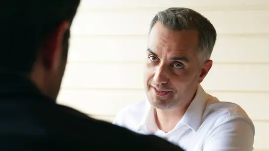 Suat intenta conseguir el apoyo de Ashen para arrinconar a su padre Vedat Suat intenta conseguir el apoyo de Ashen para arrinconar a su padre Vedat