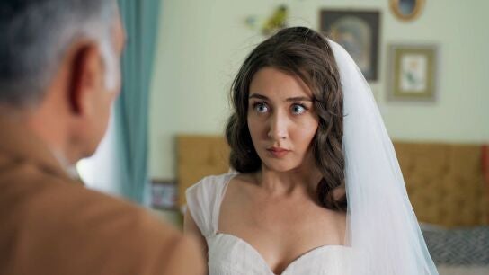 Sare se viste de novia para que Canfeza pueda huir de su boda