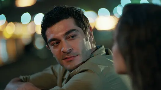 Mahir le confiesa a Canfeza que ella es el amor de su vida en una noche mágica en Estambul Mahir le confiesa a Canfeza que ella es el amor de su vida en una noche mágica en Estambul