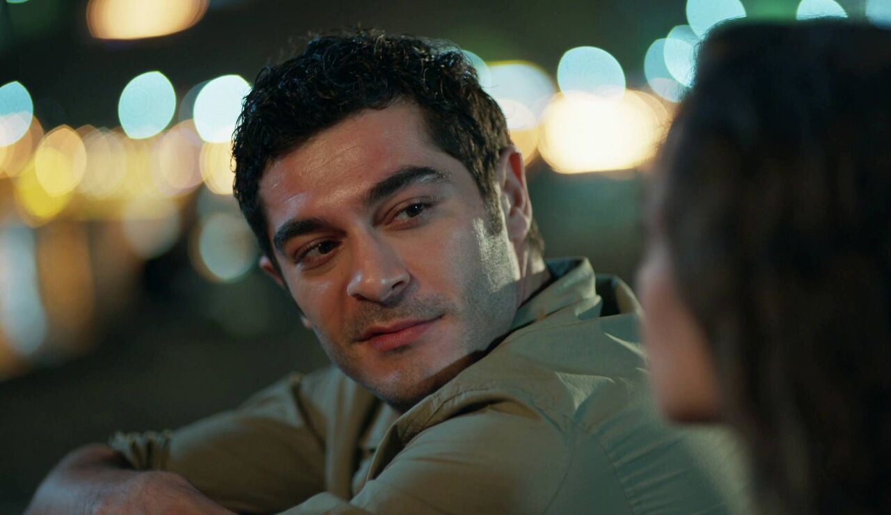 Mahir le confiesa a Canfeza que ella es el amor de su vida en una noche m&aacute;gica en Estambul