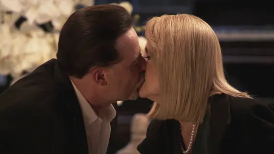 Héctor no puede ocultar más lo que siente por Estela y le declara su amor Héctor no puede ocultar más lo que siente por Estela y le declara su amor