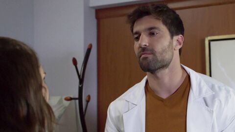 Elena descubre el oscuro secreto de Gerardo y lo chantajea para que no se vaya con Antonia