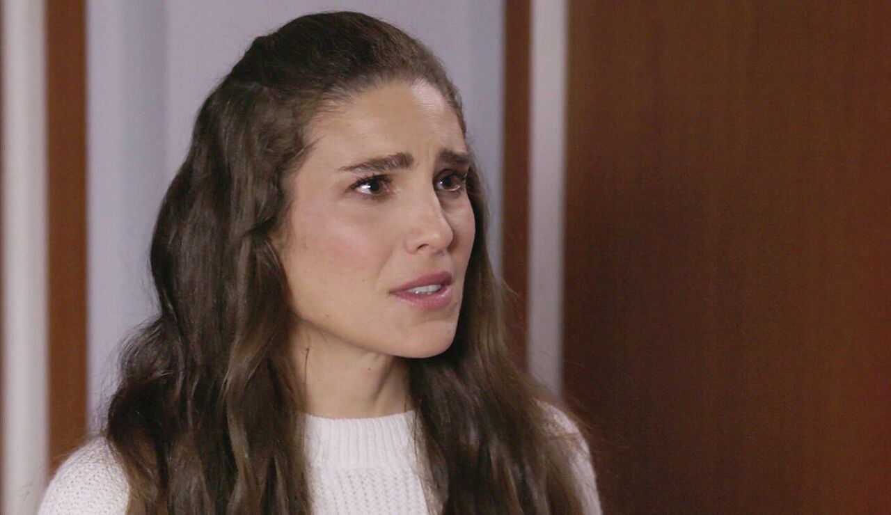 Elena impide que Gerardo y Antonia empiecen una nueva vida en Chiapas y su secreto con Renzo queda al descubierto