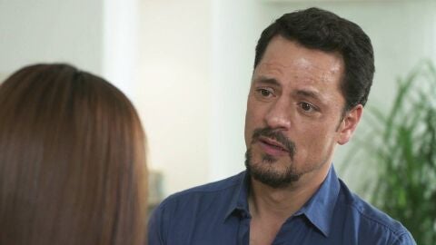 Jaime le confiesa a su mujer que ha estado involucrado en negocios turbios y planea huir a Estados Unidos con una identidad falsa