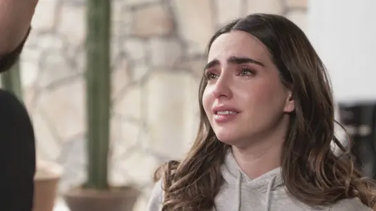 Aurora se reencuentra con Carlos y le cuenta el horror que vivió por culpa de Fabián Aurora se reencuentra con Carlos y le cuenta el horror que vivió por culpa de Fabián